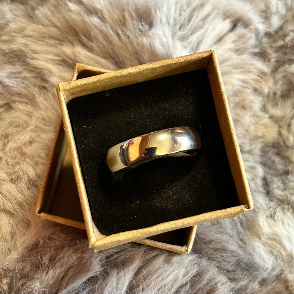 Men’s 6mm polished Titanium comfort band wedding ring NIB 12